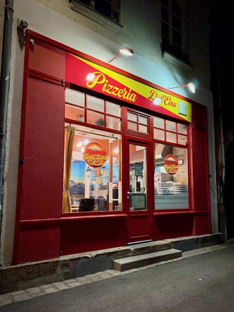 Devanture rouge de la pizzéria