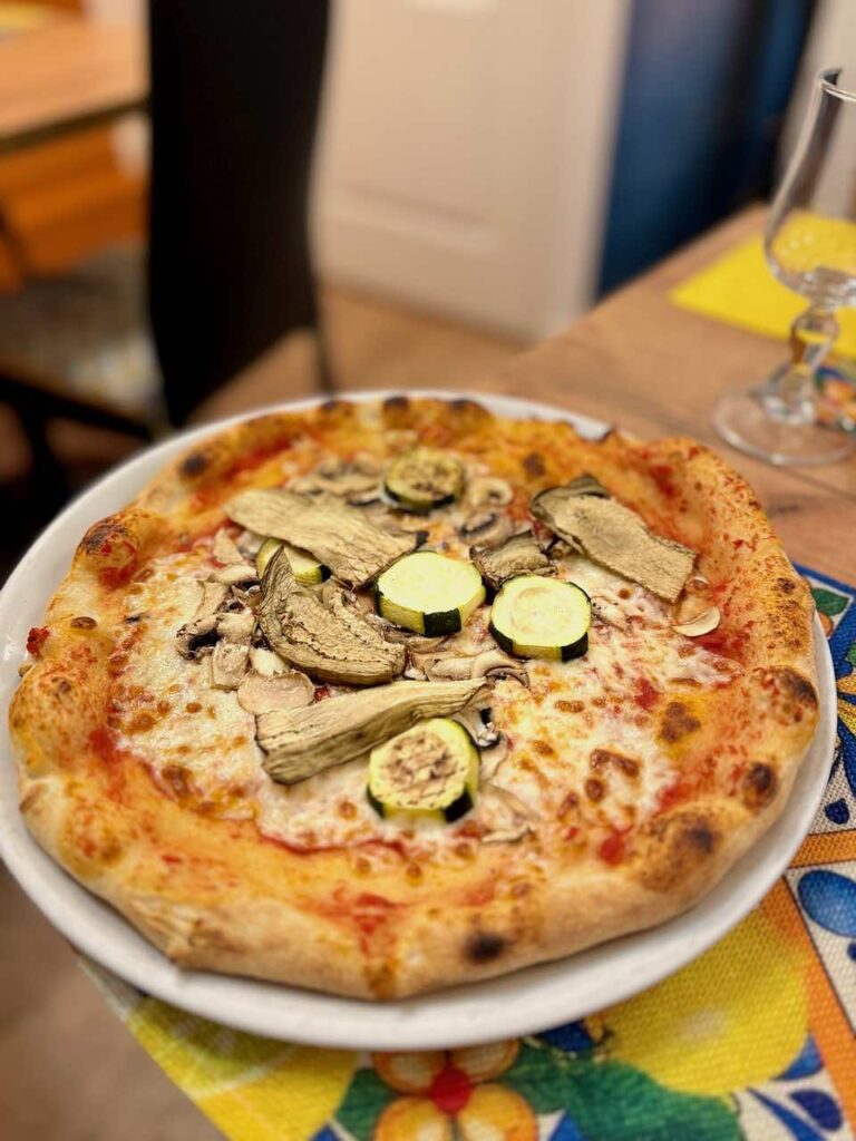 Pizza surmontée de courgettes, aubergines et champignons