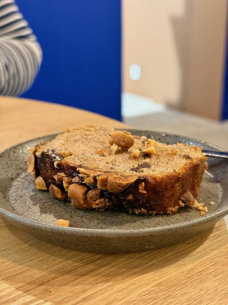 Part de banana bread dans une assiette en grès grise mouchetée