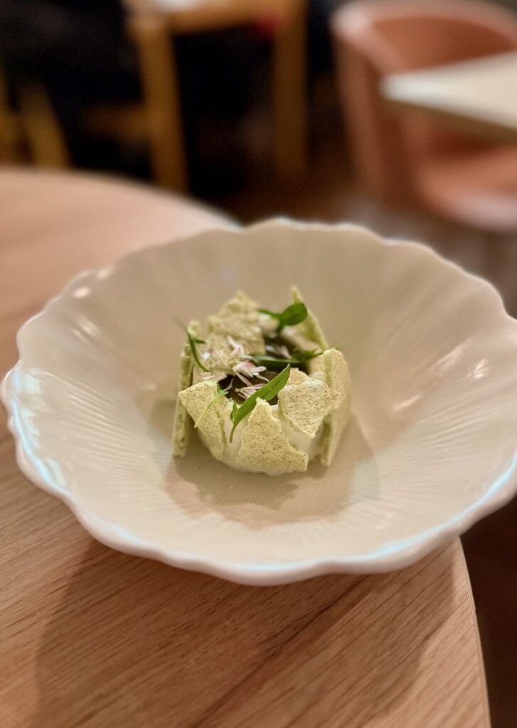 Blanc manger aux aromates dans une assiette blanche creuse