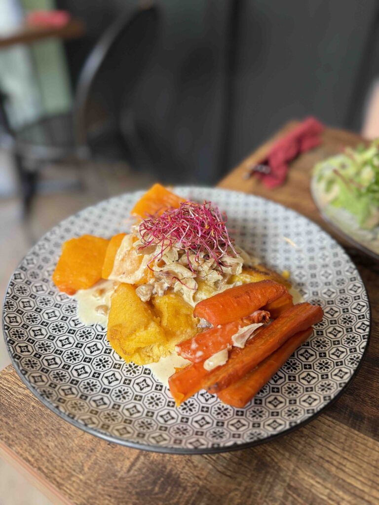 Carottes, polenta et butternut dans une assiette ronde à mosaïque