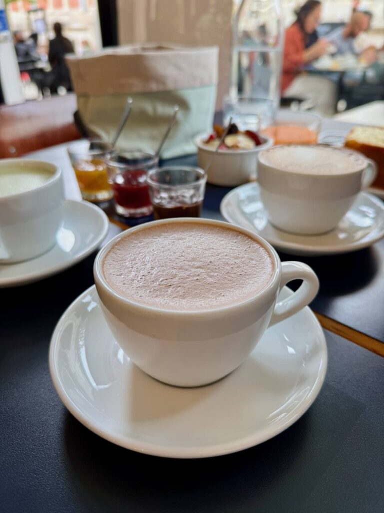 Chocolat chaud dans une belle tasse blanche et beige