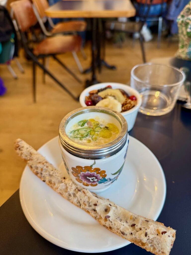 Oeuf mollet dans un egg coddler avec des fleurs accompagné de sa mouillette