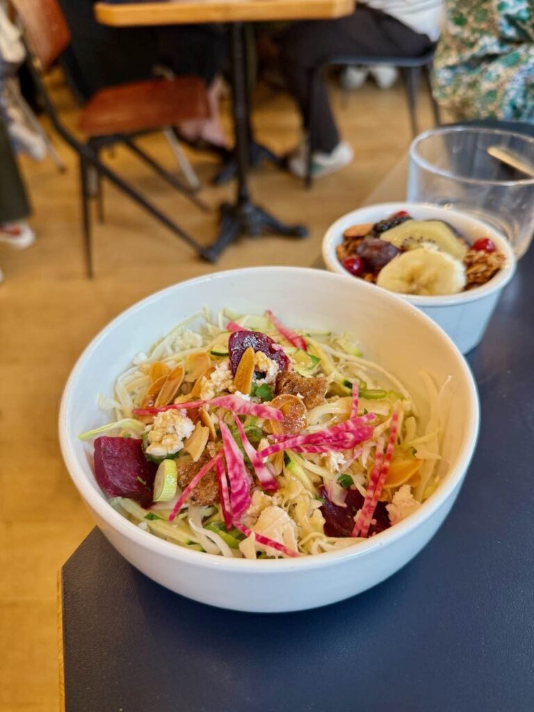Salade fenouil, chou, betterave, amandes grillées, croutons