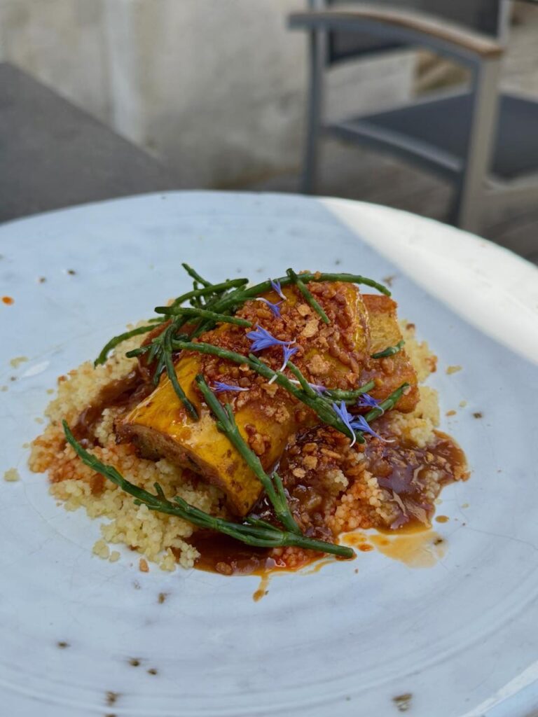 Courgette, semoule et algues dans une assiette blanche