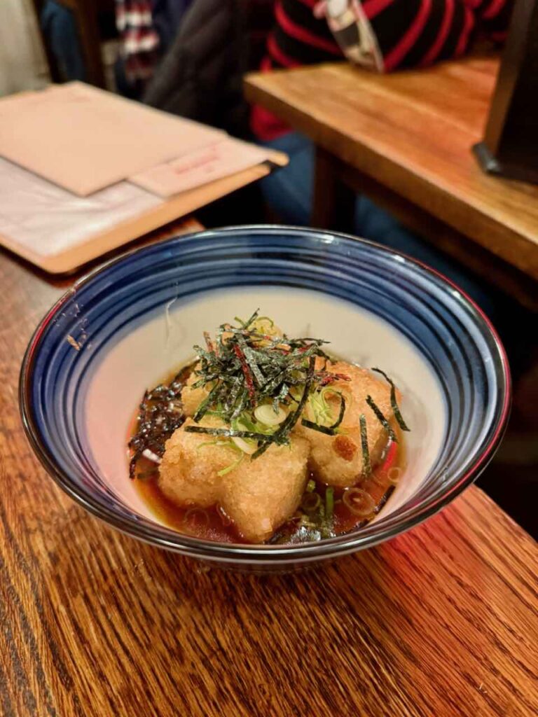 Tofu frit et algues dans un bol bleu et blanc