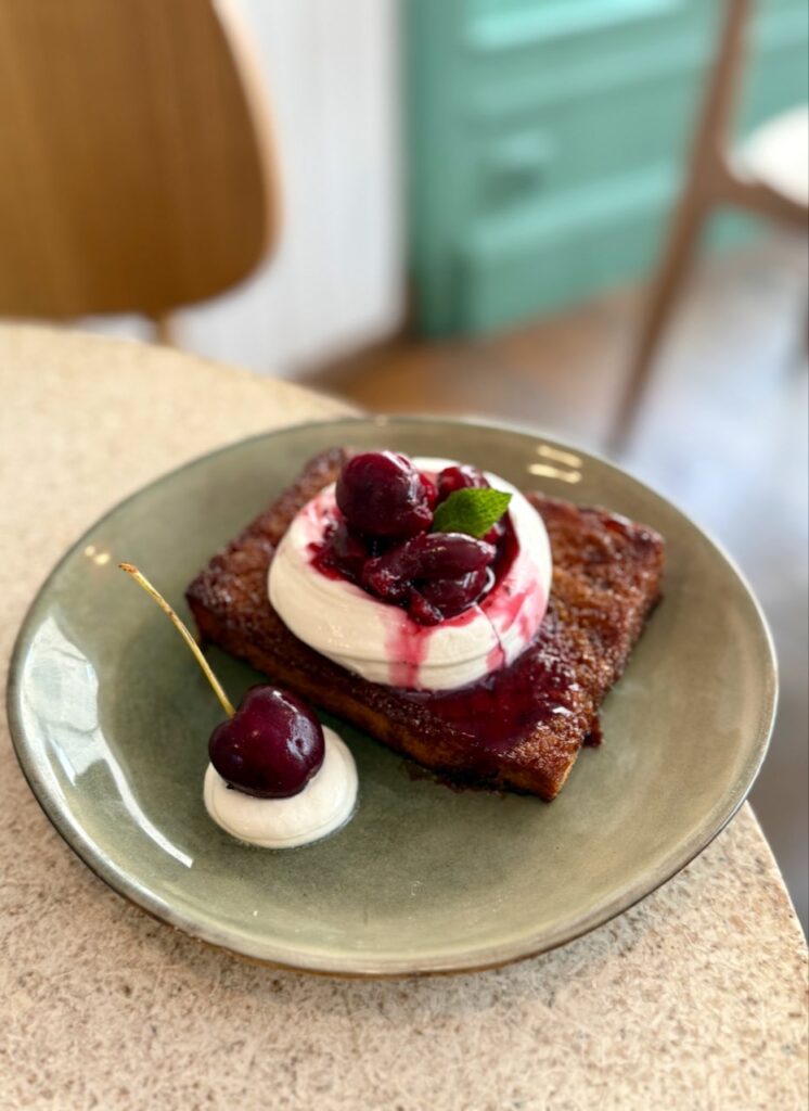 Pudding cerise et yaourt dans une assiette creuse en grès