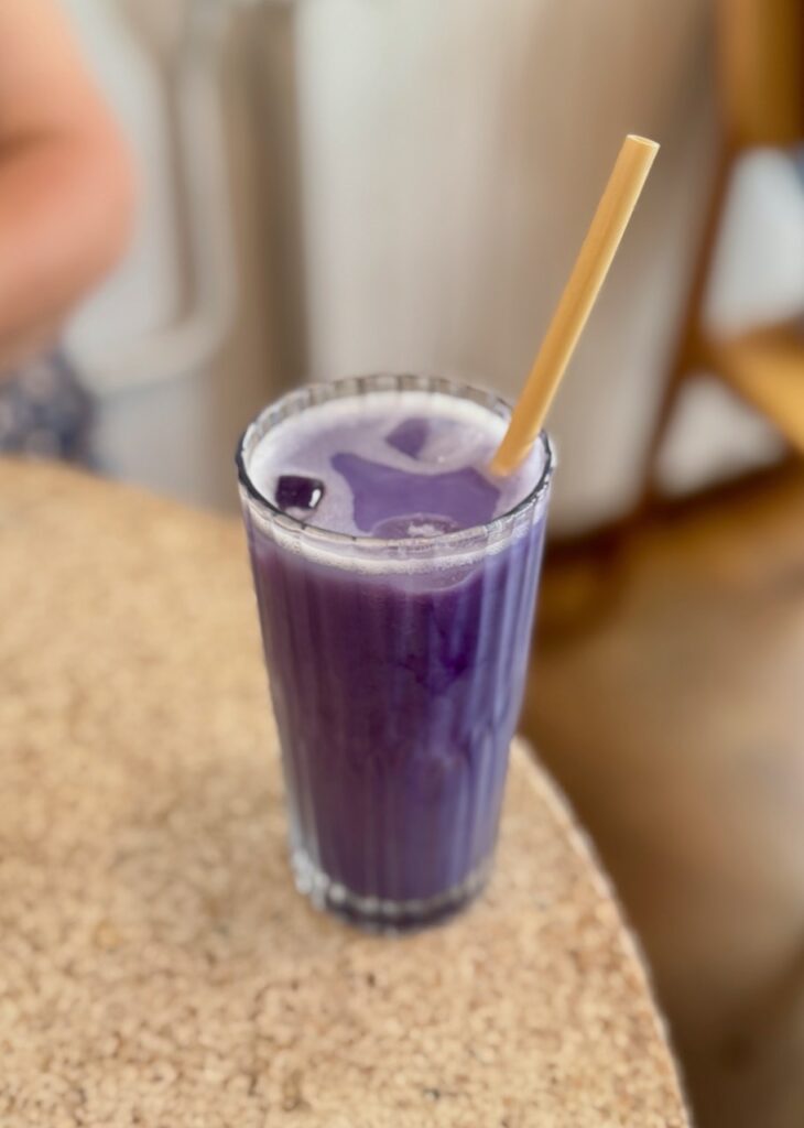 Ube latte glacé dans un grand verre avec une paille