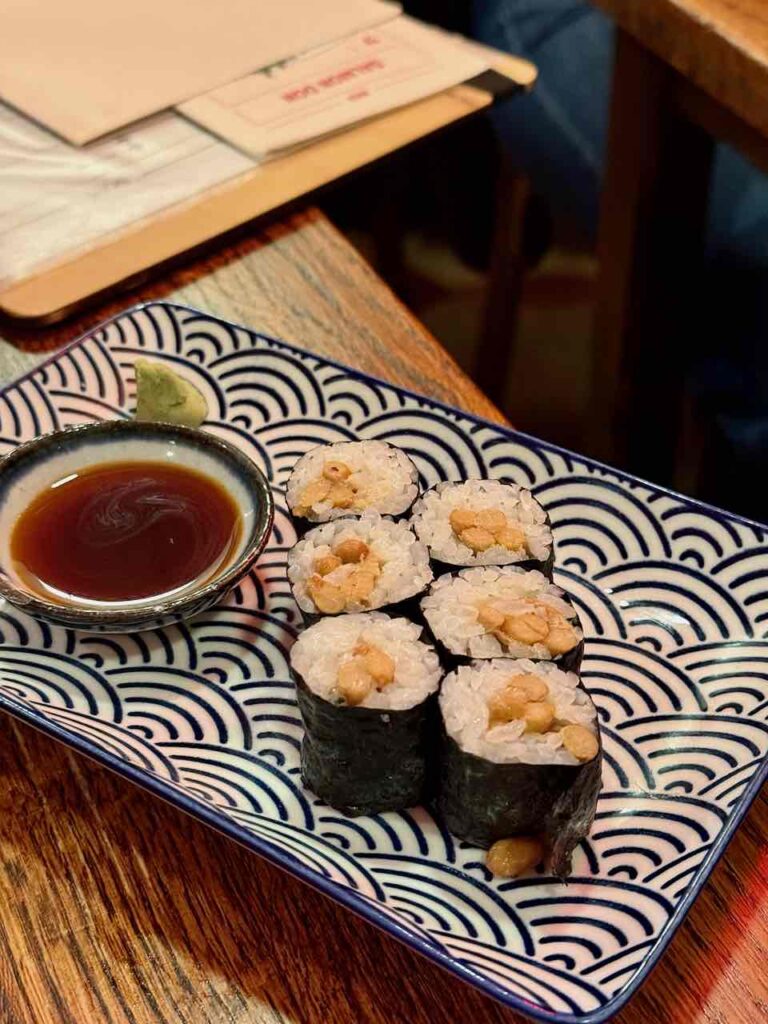 Maki au natto dans une assiette rectangulaire bleue à motifs vagues