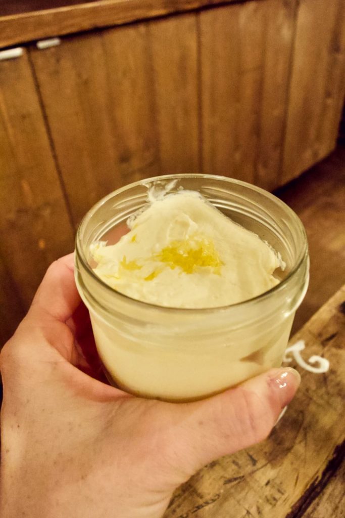 tiramisu au citron et limoncello dans un ramequin en verre