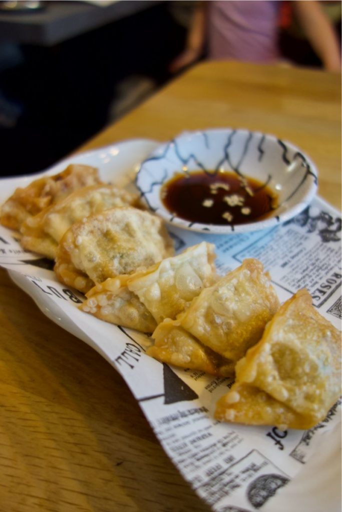 raviolis coréens mandou et sauce soja sur une feuille de papier journal