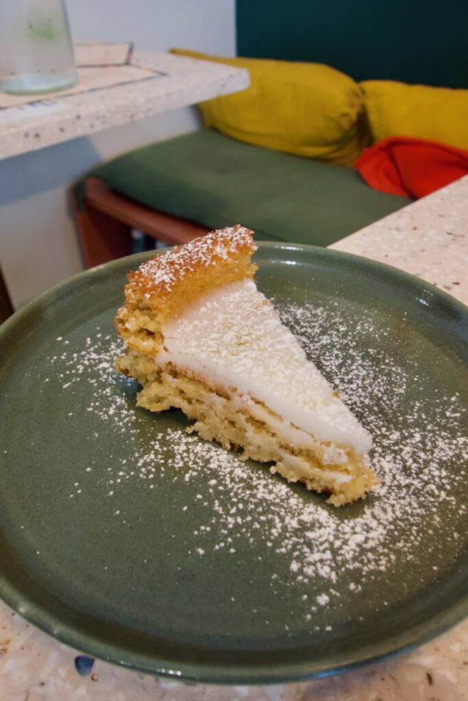 Part de gâteau nantais dans une assiette verte en grès