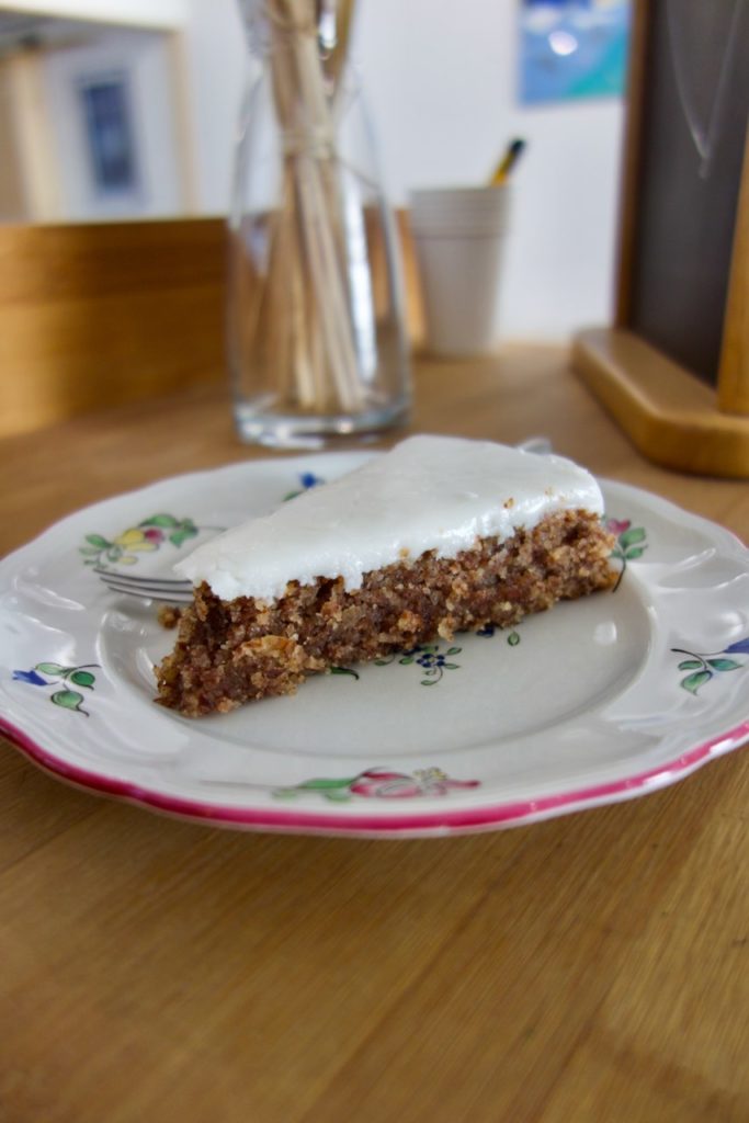 part de gâteau nantais dans une assiette vintage blanche à fleurs