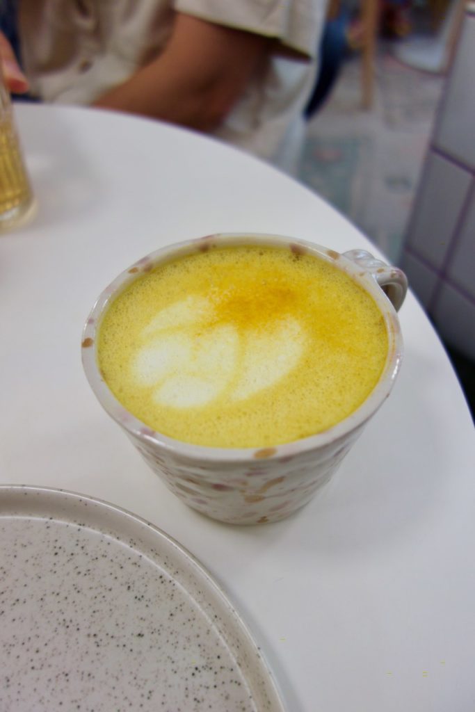 golden latte au curcuma et gingembre dans une tasse en céramique