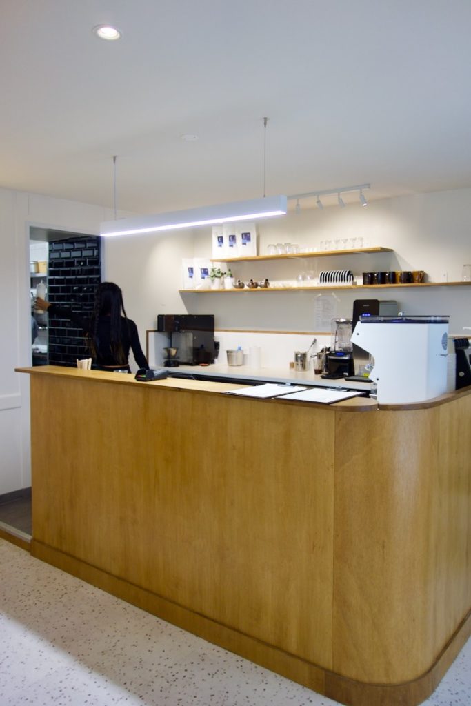 comptoir du café tokki, tout en bois