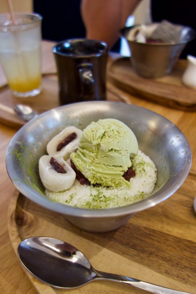 bingsu matcha, mochi, haricot rouge et glace matcha dans un bol en fer