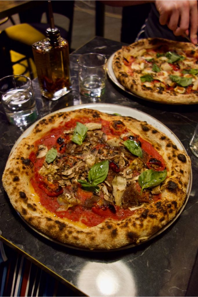 pizza sauce tomate, oignons confits, artichauts, basilic et tomates confites, champignons