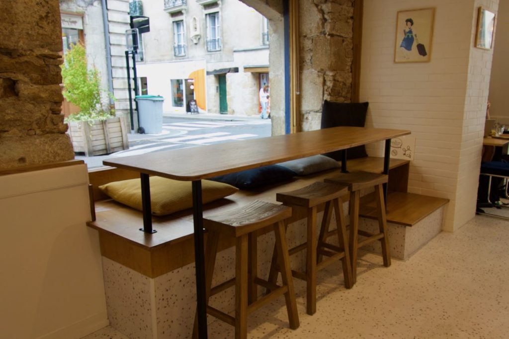 table coréenne à l'intérieur du café, chaises hautes et banquette avec des coussins