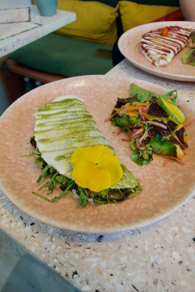 Tapioca salé et salade dans une assiette rose