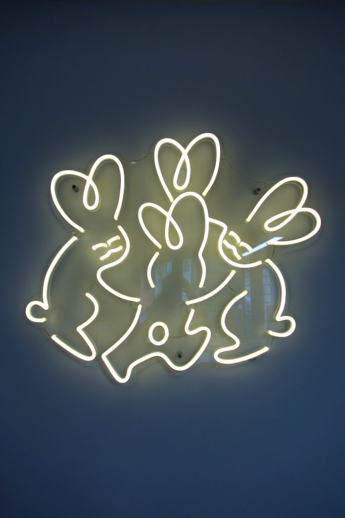 logo du café tokki en led au mur