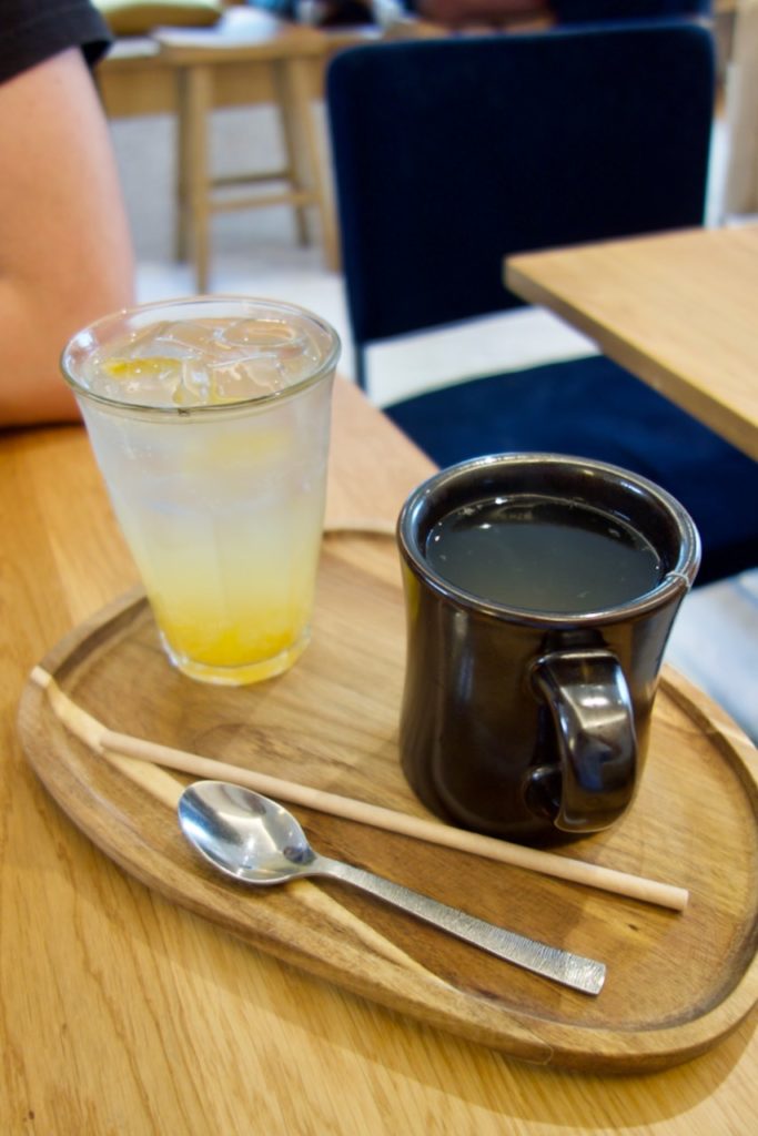 limonade au yuja et thé de yuja sur un plateau en bois