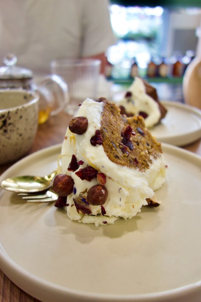 carrot cake au glaçage généreux sur une assiette blanche