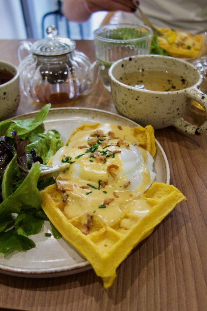 gaufres salées au potimarron et cheddar vieux dans une assiette en grès sur une table en bois