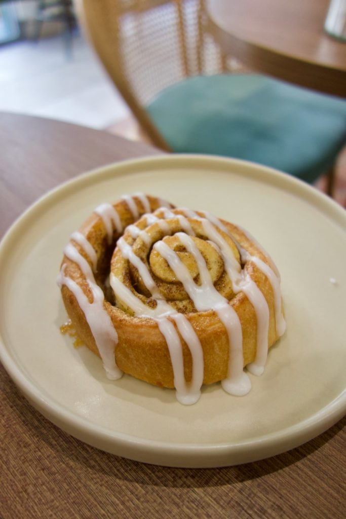 kanelbullar dans une assiette blanche sur une table en bois