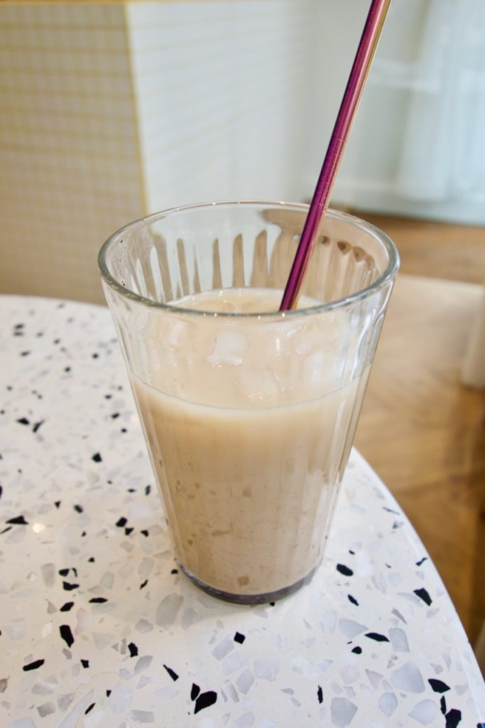 iced chaï latte dans un verre en verre avec une paille en inox
