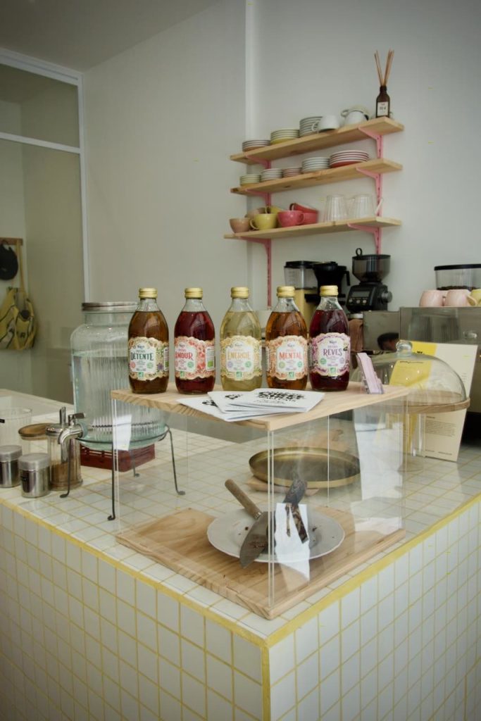 Comptoir en faïence avec des bouteilles de soda alignées