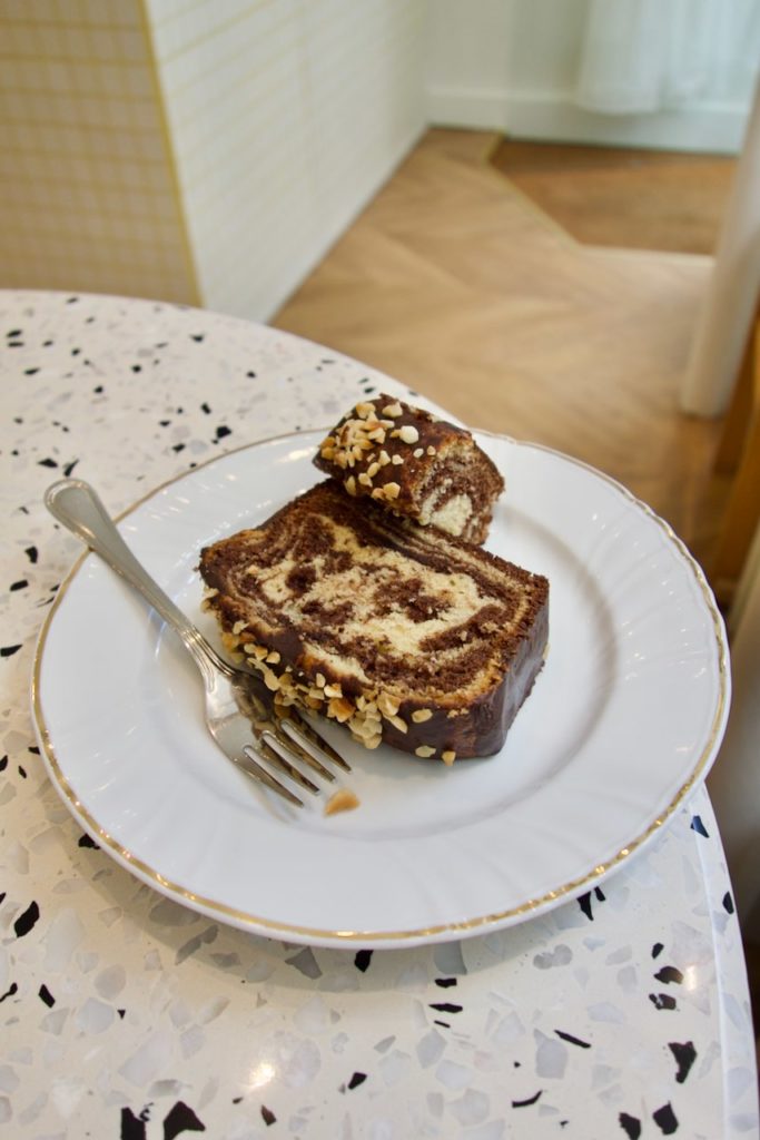 gâteau marbré au chocolat dans une assiette blanche