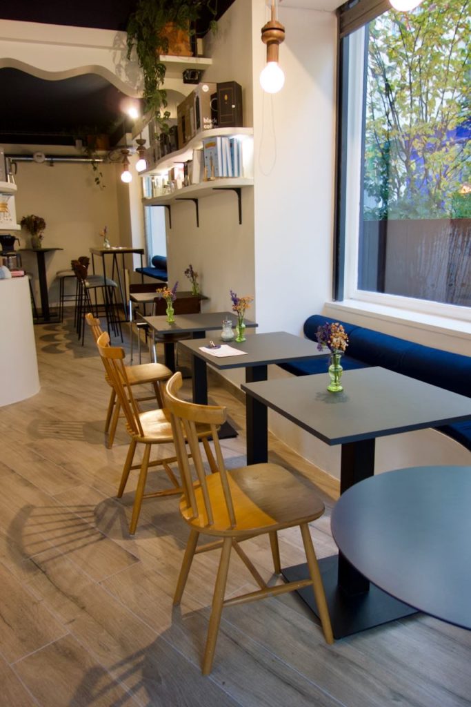 Tables alignées chez Horizon Café