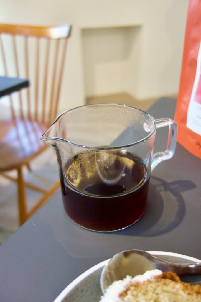 Tasse de café en verre sur une table grise
