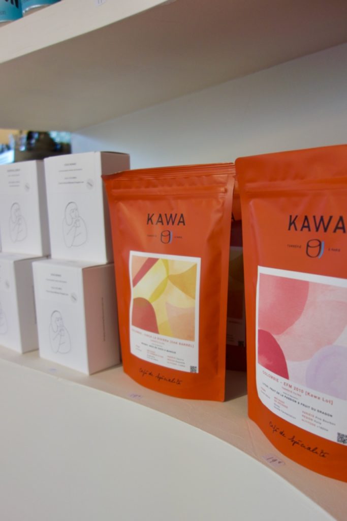 Sachets de café de chez Kawa sur une étagère