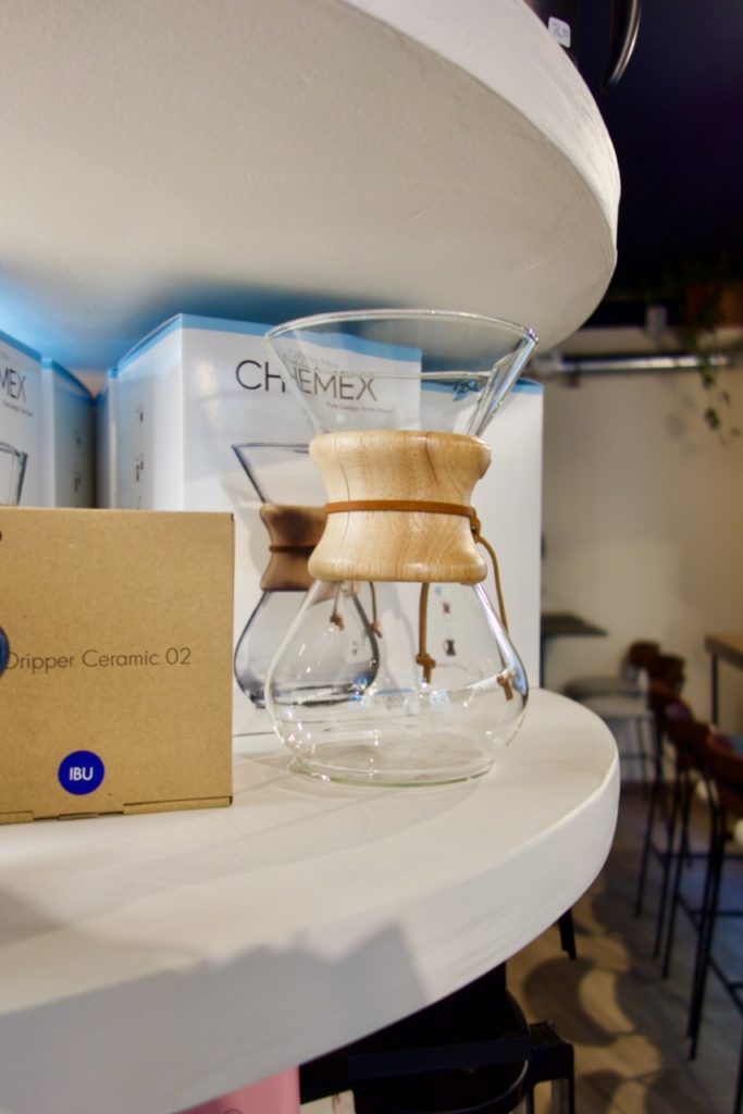 Cafetière de type Chemex sur une étagère blanche