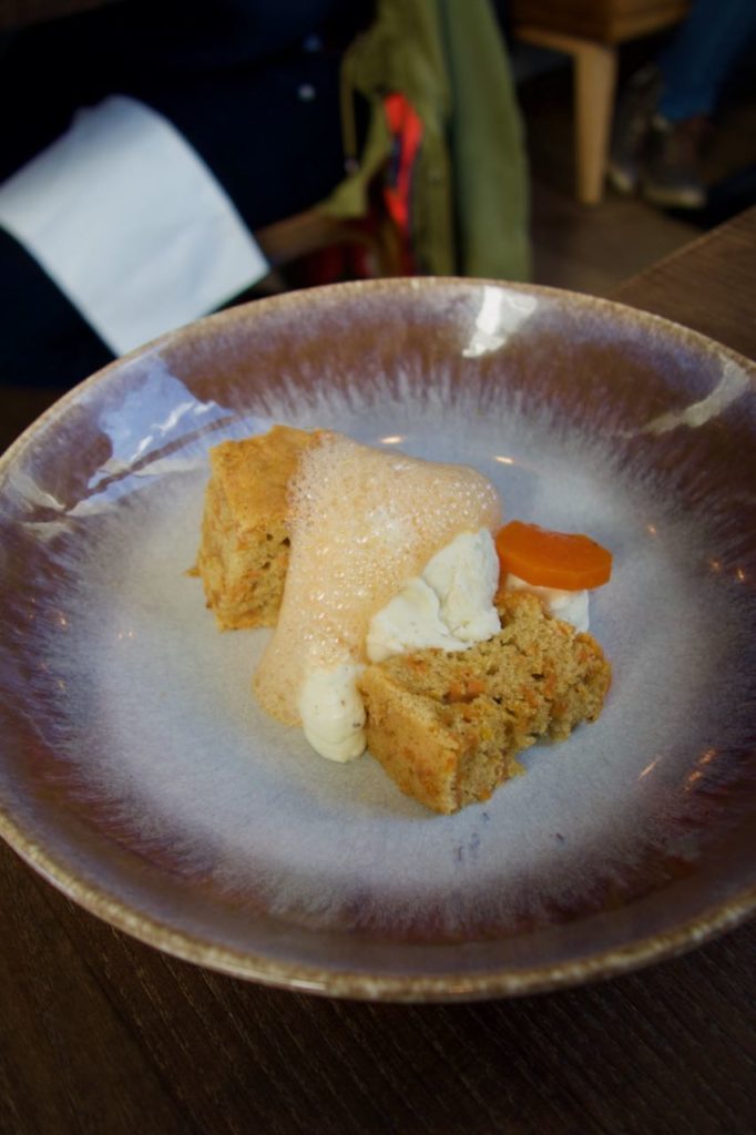 Carotte cake et pickles de carotte dans une assiette en grès