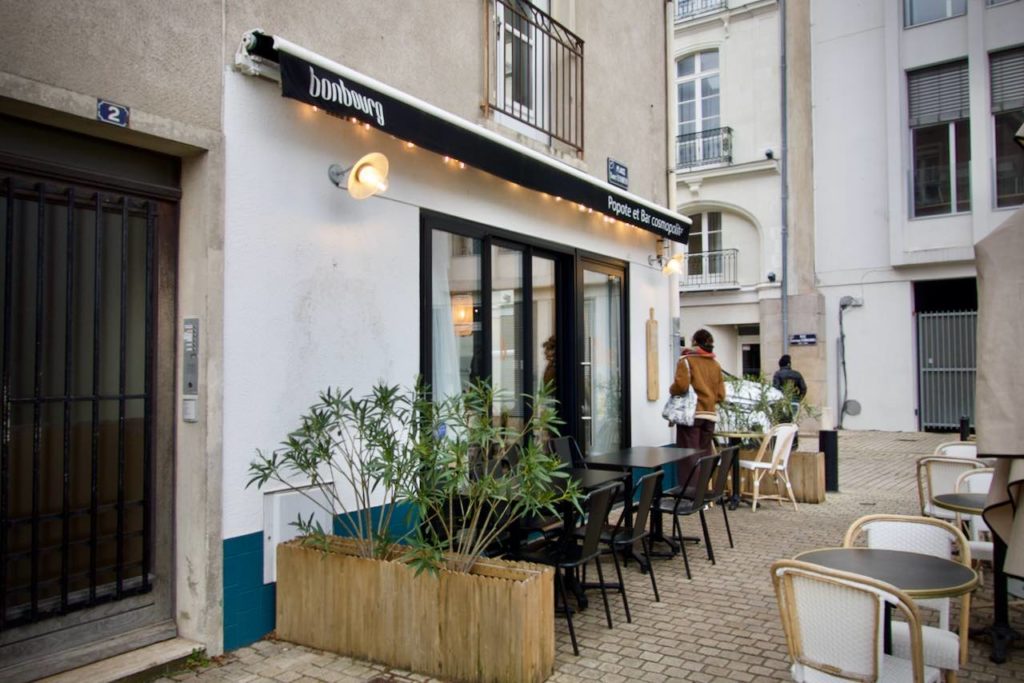 Devanture noire et blanche du restaurant Bonbourg