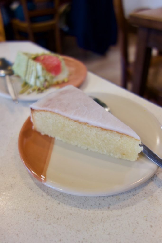 Part de gâteau nantais dans une assiette blanche et ocre