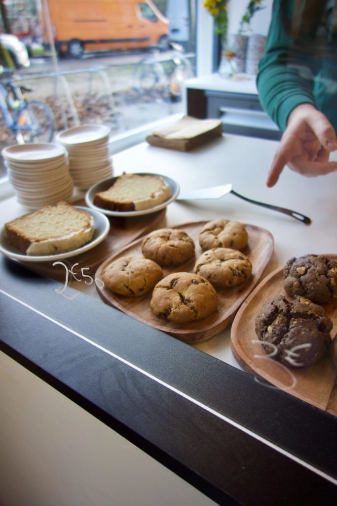 Cake et cookies au comptoir derrière une vitre