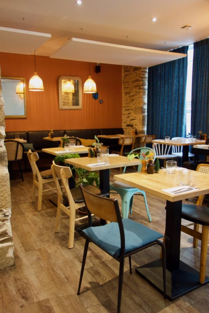 Tables en bois et chaises au restaurant Bonbourg