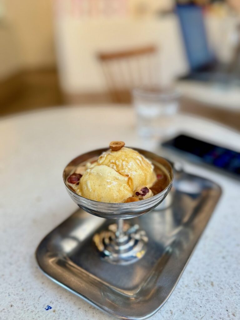 Affogato surmonté de noisettes dans une coupe en fer