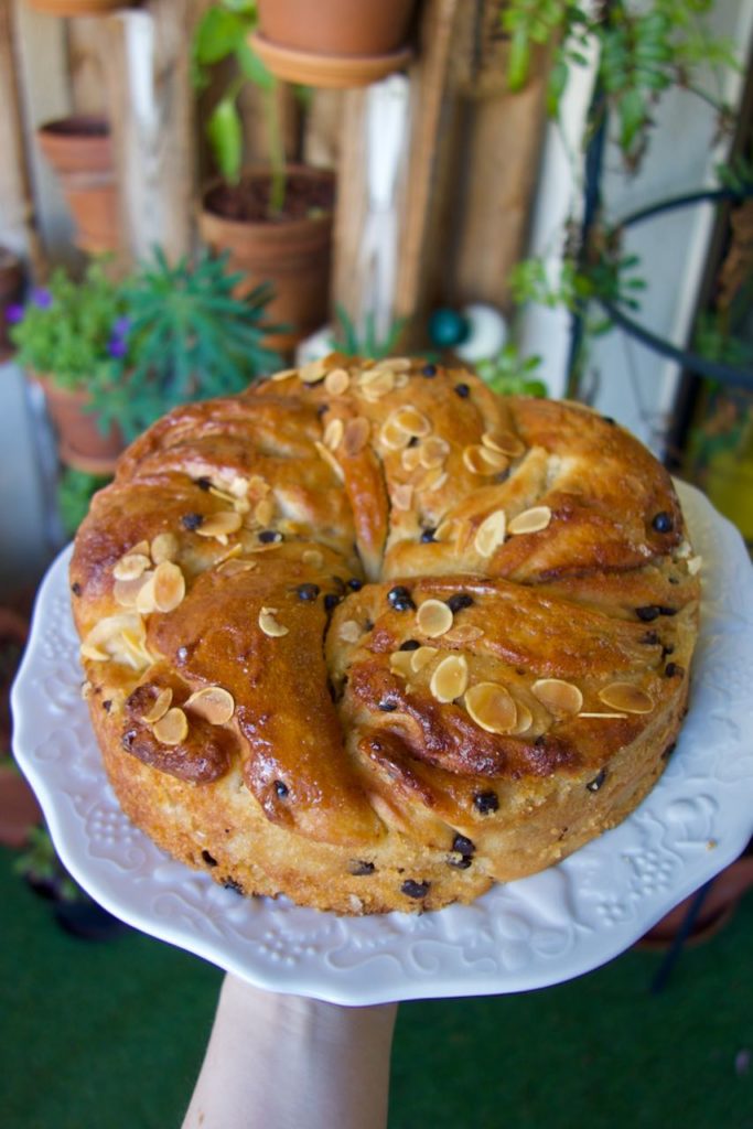 Brioche des rois aux amandes et pépites de chocolat dans une assiette blanche