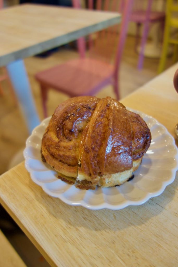 Babka noix de pécan dans une assiette blanche