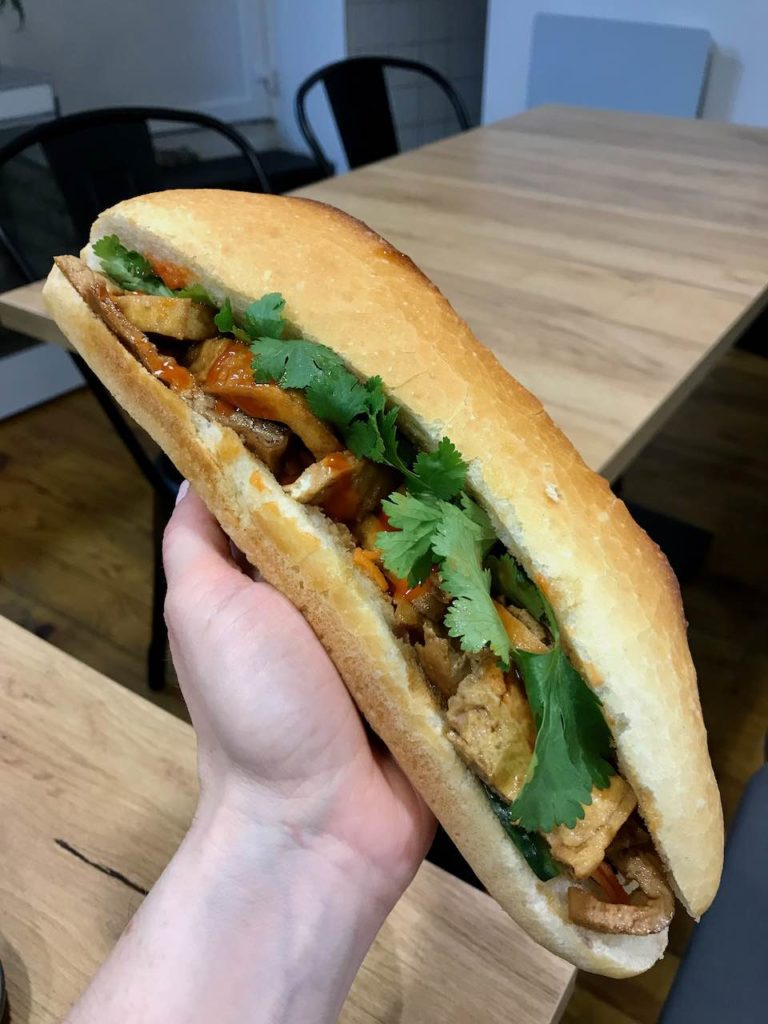 Bánh mì vegan au tofu et légumes dans une belle baguette