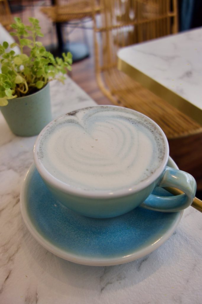 Blue latte dans une tasse en grès bleu ciel