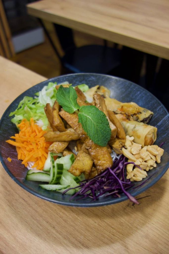 Bobun vegan au tofu dans un bol bleu