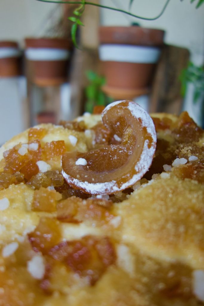 Gros plan sur les fruits confits de la brioche