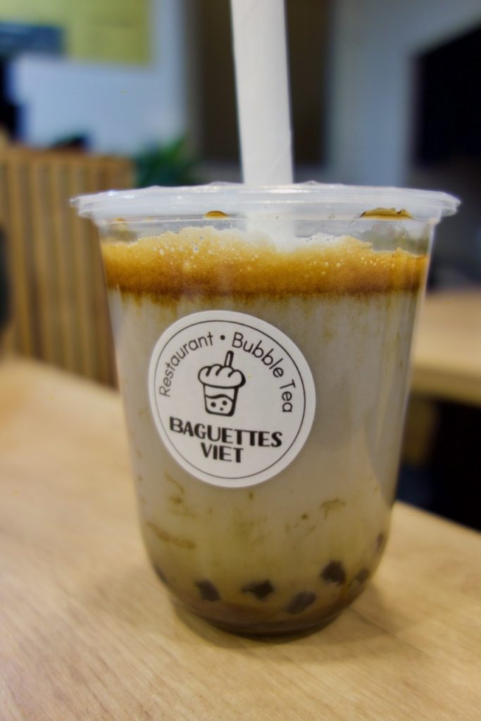 Bubble tea brown sugar dans un récipient en plastique transparent et avec une étiquette Baguette Viet