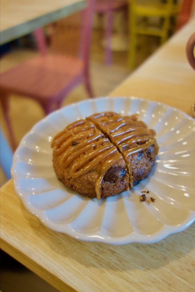 Gros plan sur le cookie dans une assiette en forme de fleur blanche