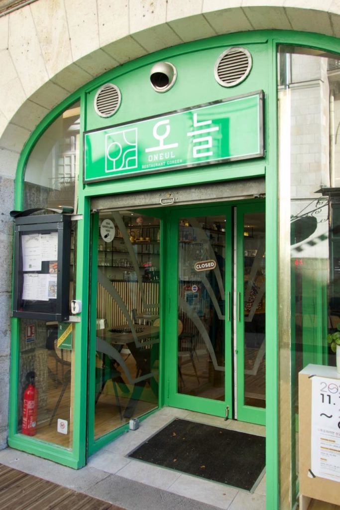 Devanture verte du restaurant Oneul à Nantes
